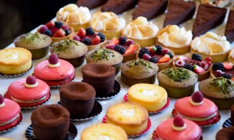 Fabrication et vente d'entremets et gâteaux pour la fête des grands-mères à Saint-Denis