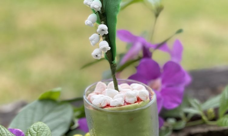 Muguet fraise/pistache:biscuit cuillere,insert fraise,parfait à la pistache,glacage chocolat,guimauve