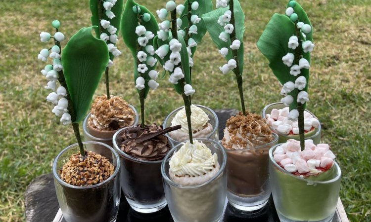 Muguet foret noire:génoise cacao,chantilly chocolat,cerise amaréna,copeaux chocolat noir