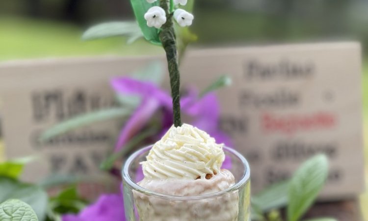 Muguet cake nature:cake,ganache chocolat blanc,copeaux de chocolat blanc.